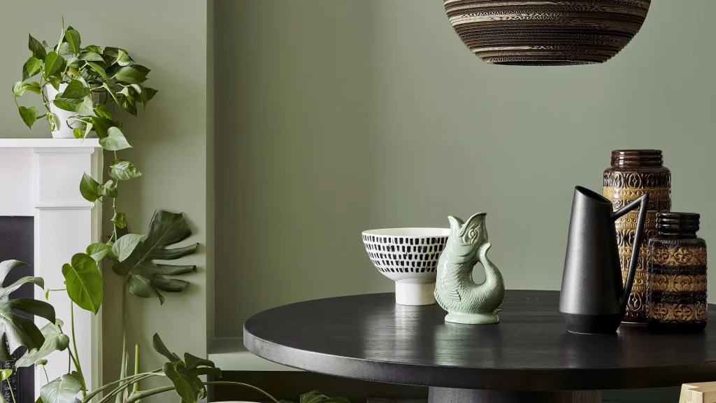 interno moderno verde desaturato salvia design minimal