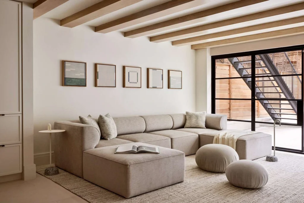 living moderno neutri caldi beige pietra interior design 2026